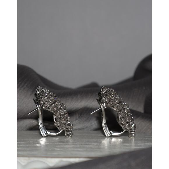 Piranesi 18k White Gold Dimond Flower Earrings 17G / 1 In / 2.94 tcw